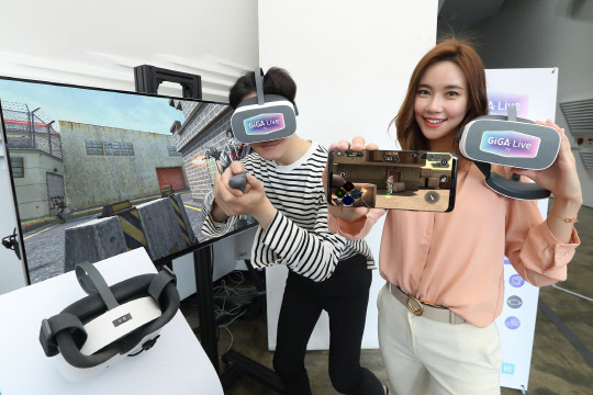 KT 모델들이 더 새로워진 기가라이브TV 2.0을 소개하고 있다.  KT 제공